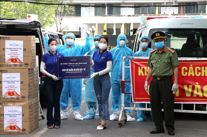 Đại diện Văn phòng thường trú Báo Công an Nhân dân tại miền Trung và Hệ thống Thẩm mỹ viện Ngọc Dung trao tặng quần áo bảo hộ cho Bệnh viện Đa khoa Đà Nẵng.
