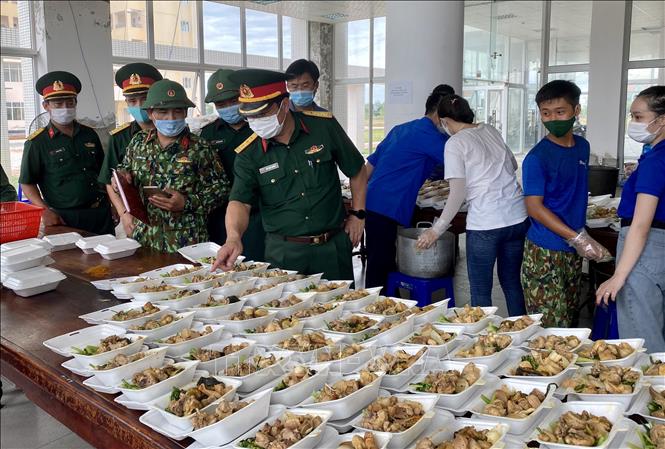 Thượng tá Ngô Nam Cường, Chỉ huy trưởng Bộ Chỉ huy Quân sự tỉnh Thừa Thiên - Huế kiểm tra công tác hậu cần tại Khu cách ly T3.