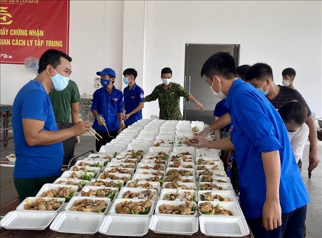 Đoàn viên, thanh niên huyện Phú Vang giúp đóng gói thức ăn tại Khu cách ly T3 tỉnh Thừa Thiên - Huế.