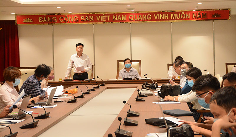 Phó Chủ tịch Thường trực UBND huyện Hoài Đức Đỗ Đức Trung thông tin tại Hội nghị.