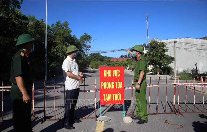 Chủ tịch UBND tỉnh Quảng Trị Võ Văn Hưng (áo trắng) đến kiểm tra công tác phòng, chống dịch tại chốt cách ly y tế tổ 5, khu phố 1, phường Đông Lễ, thành phố Đông Hà. Ảnh: Hồ Cầu/TTXVN