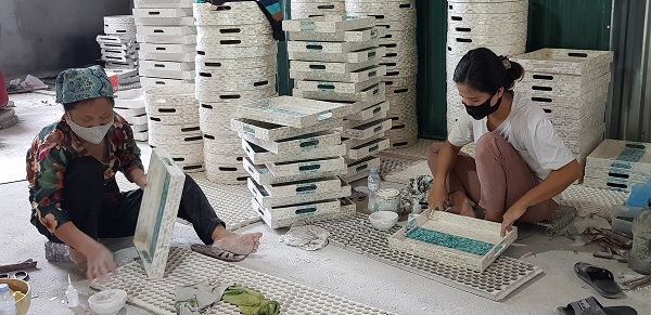 Người lao động đang hoàn thiện sản phẩm tại Cơ sở sản xuất Hà Soi, thôn Bối Khê, xã Chuyên Mỹ, Phú Xuyên