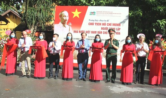 Khai mạc Trưng bày chuyên đề 