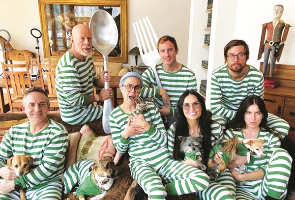 Demi Moore cùng chồng cũ Bruce Willis và các con gái, con rể cách ly cùng nhau hồi tháng 4 vừa qua