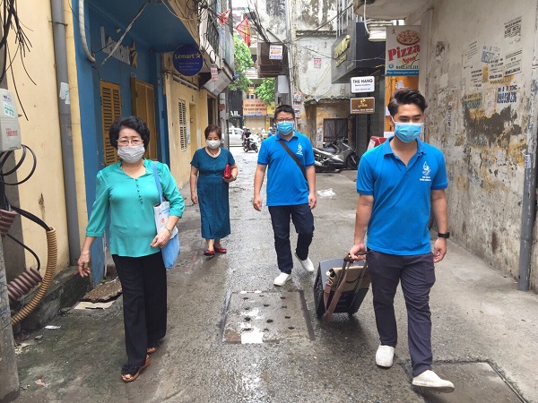 Cán bộ hội viên phụ nữ phường Hàng Bột, quận Đống Đa cùng Đoàn Thanh niên kéo loa tay tuyên truyền người dân cài đặt ứng dụng Bluezone.