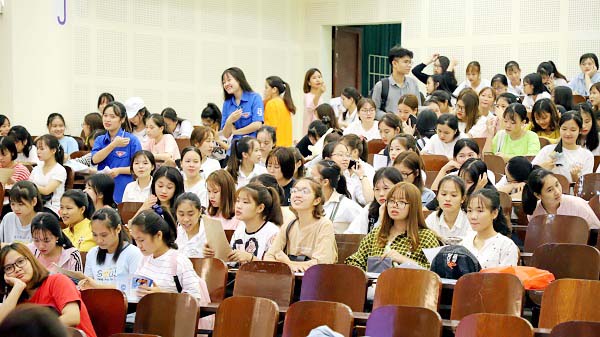 Sinh viên trường CĐSPTW năm 2019 đang làm thủ tục nhập học đa số là nữ. (ảnh trường CĐSPTW)