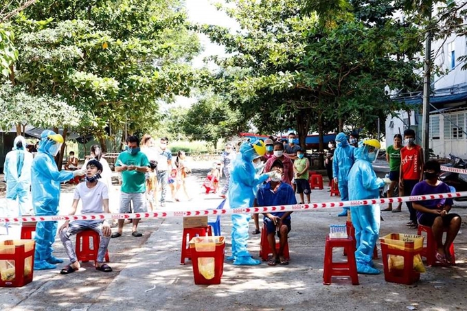 Lực lượng y tế TP Đà Nẵng lấy mẫu xét nghiệm virus SARS-CoV-2 tại các địa bàn có nguy cơ lây nhiễm cao (Ảnh: ĐT) Lực lượng y tế TP Đà Nẵng lấy mẫu xét nghiệm virus SARS-CoV-2 tại các địa bàn có nguy cơ lây nhiễm cao (Ảnh: ĐT)
