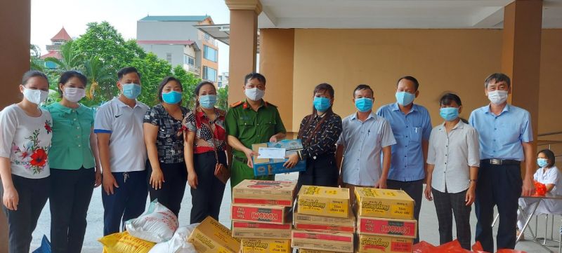 Chị em phụ nữ vận động xã hội hóa nhu yếu phẩm để ủng hộ hỗ trợ người dân khu cách ly