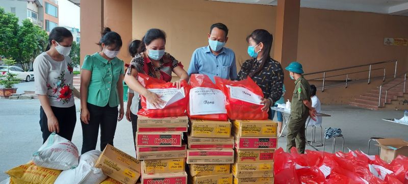 Bên cạnh việc hỗ trợ nhu yếu phẩm chị em cán bộ Hội viên phụ nữ tiếp tục tuyên truyền người dân cài đặt ứng dụng Blu và để phòng chống Covid -19