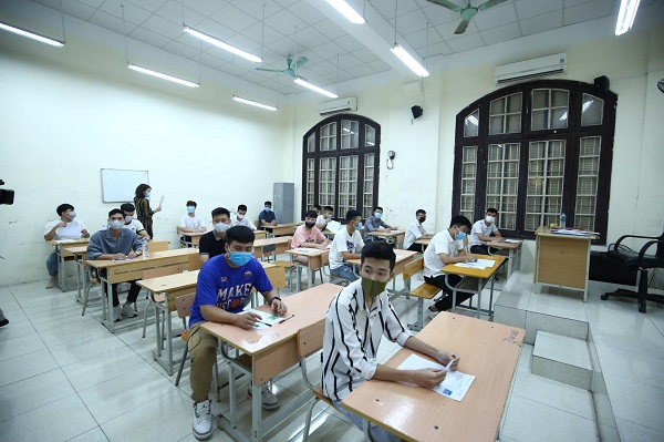 Các thí sinh được bố trí chỗ ngồi giãn cách để phòng chống dịch.