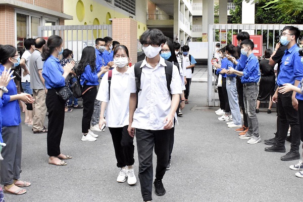 Các thí sinh đeo khẩu trang đến địa điểm thi