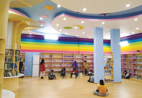 C&aacute;c độc giả nh&iacute; đang đọc s&aacute;ch tại ph&ograve;ng đọc thiếu nhi, Thư viện H&agrave; Nội