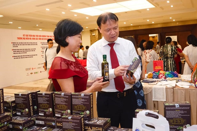 Thứ trưởng Bộ C&ocirc;ng Thương Đỗ Thắng Hải thăm quan c&aacute;c gian trưng b&agrave;y h&agrave;ng Việt.