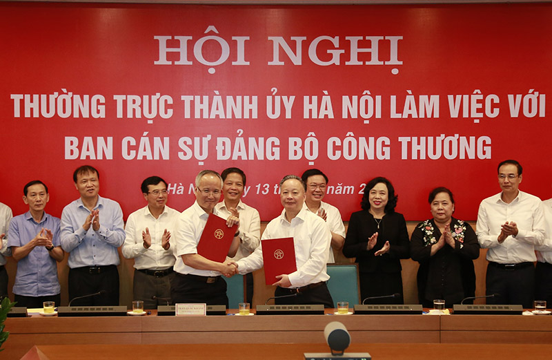 Đại diện lãnh đạo TP Hà Nội và Bộ Công Thương ký kết Quy chế phối hợp trong giai đoạn tiếp theo. Đại diện lãnh đạo TP Hà Nội và Bộ Công Thương ký kết Quy chế phối hợp trong giai đoạn tiếp theo.