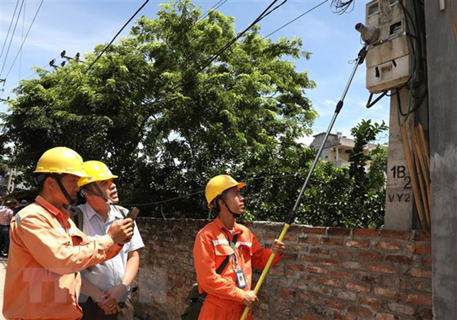 Kiểm tra quy trình ghi chỉ số công tơ tại Công ty Điện lực Mê Linh. Ảnh: Ngọc Hà/TTXVN. Kiểm tra quy trình ghi chỉ số công tơ tại Công ty Điện lực Mê Linh. Ảnh: Ngọc Hà/TTXVN.