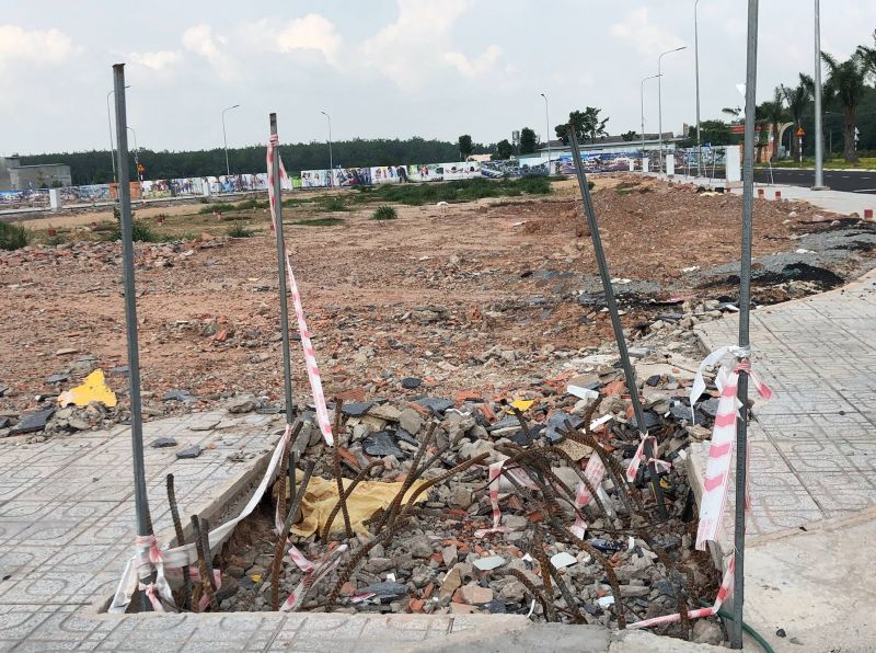 Dự án Victory City nằm giữa rừng cao su, dân cư tại khu vực xung quanh thì thưa thớt, bên trong dự án có một vài công nhân và xe múc đang làm hạ tầng, nhiều hạng mục còn nham nhở…