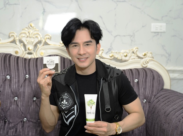 Một sản phẩm &ldquo;g&acirc;y nghiện&rdquo; ở H&agrave;n Quốc l&agrave; x&agrave; ph&ograve;ng than hoạt t&iacute;nh cũng được anh tin d&ugrave;ng