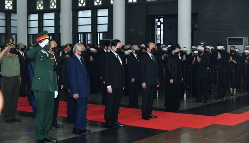 Đoàn của Ban chấp hành Trung ương Đảng do Thủ tướng Chính phủ Nguyễn Xuân Phúc dẫn đầu vào viếng.