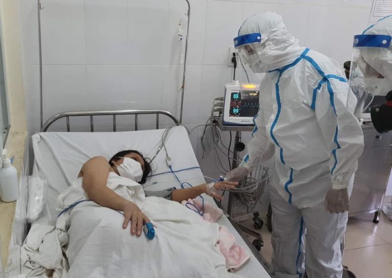 Bác sĩ Nguyễn Trọng Khoa thăm hỏi sản phụ.