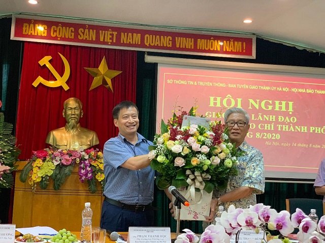 Ông Nguyễn Thanh Bình - Tổng biên tập Báo An ninh Thủ đô thay mặt báo chí Hà Nội chúc mừng nguyên Phó Chủ tịch thường trực Hội Nhà báo Hà Nội Nguyễn Viêm Hoàng thôi không tham gia Ban Chấp hành Hội nhà báo TP Hà Nội nhiệm kỳ 2020-2025.