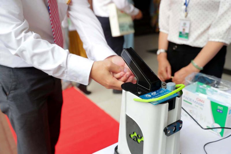 Các đại biểu thực hiện tốt việc khử khuẩn phòng, chống dịch Covid-19.