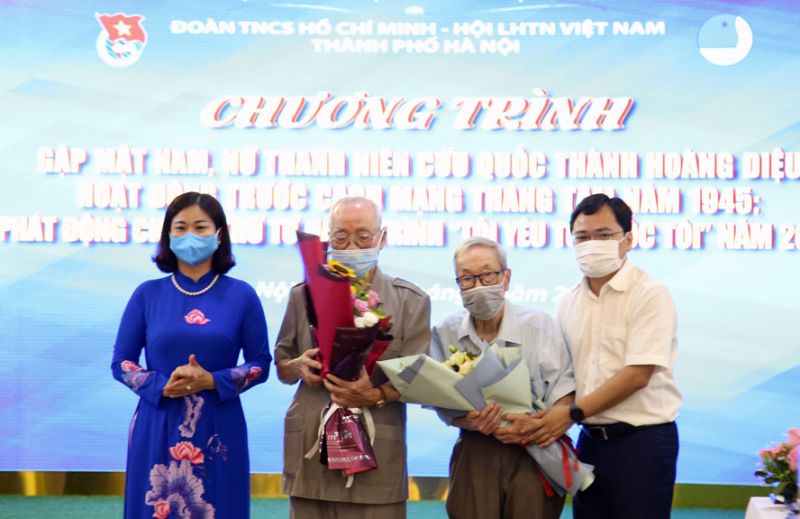 Bí thư Thường trực Trung ương Đoàn, Chủ tịch Ủy ban Trung ương Hội Liên hiệp thanh niên Việt Nam Nguyễn Anh Tuấn và Ủy viên Ban Thường vụ, Trưởng ban Dân vận Thành ủy Hà Nội Nguyễn Thị Tuyến tặng hoa đại diện Ban liên lạc Đoàn Thanh niên cứu quốc thành Hoàng Diệu.