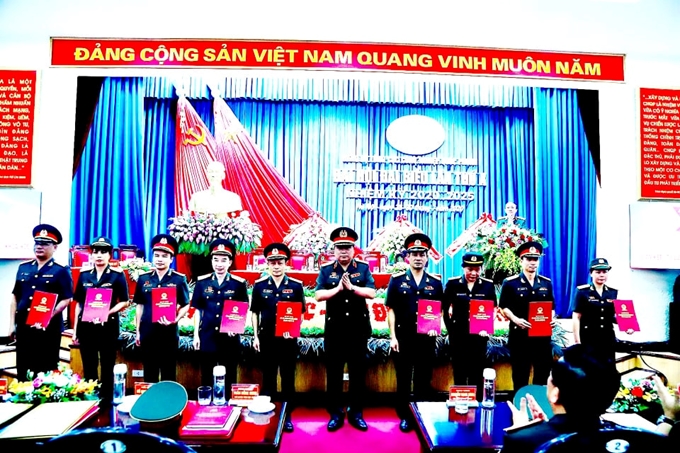 Đồng chí Trần Thị Mai Hạnh (ngoài cùng bên phải sang) trong Lễ nhận Quyết định thăng quân hàm câp Đại tá tại Đại hội đại biểu Đảng bộ Tổng cục Công nghiệp Quốc phòng cuối tháng 7/2020 (Ảnh: Tổng cục Công nghiệp Quốc phòng)