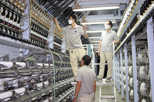 Công nhân vận hành xưởng filament của VNPOLY và chuyên gia SSTF