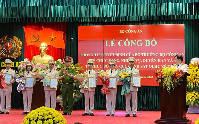 Công bố quyết định của Bộ trưởng Bộ Công an bổ nhiệm Thượng tá Tô Anh Dũng, Phó Cục trưởng Cục Cảnh sát quản lý hành chính về trật tự xã hội kiêm nhiệm chức danh Giám đốc Trung tâm dữ liệu quốc gia về dân cư.