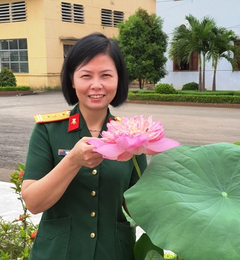 Phút đời thường của đồng chí Trần Thị Mai Hạnh. (Ảnh: HNV)