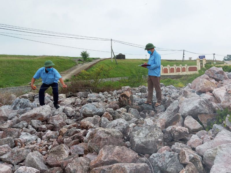 Cán bộ huyện Ba Vì kiểm tra khối lượng, chất lượng vật tư phục vụ công tác hộ đê.