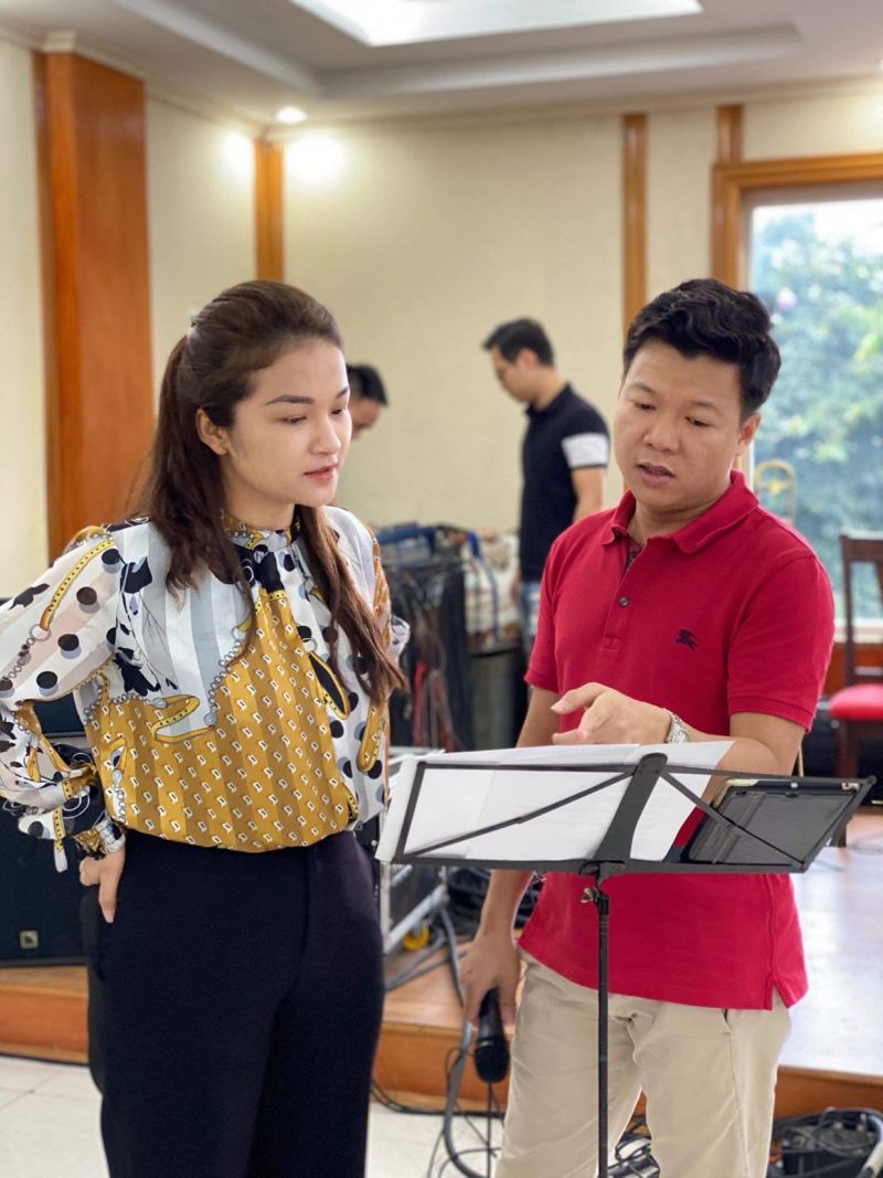 Qu&aacute;n qu&acirc;n Sao mai Đỗ Tố Hoa v&agrave; ca sĩ Vũ Thắng Lợi t&iacute;ch cực tập luyện cho chương tr&igrave;nh