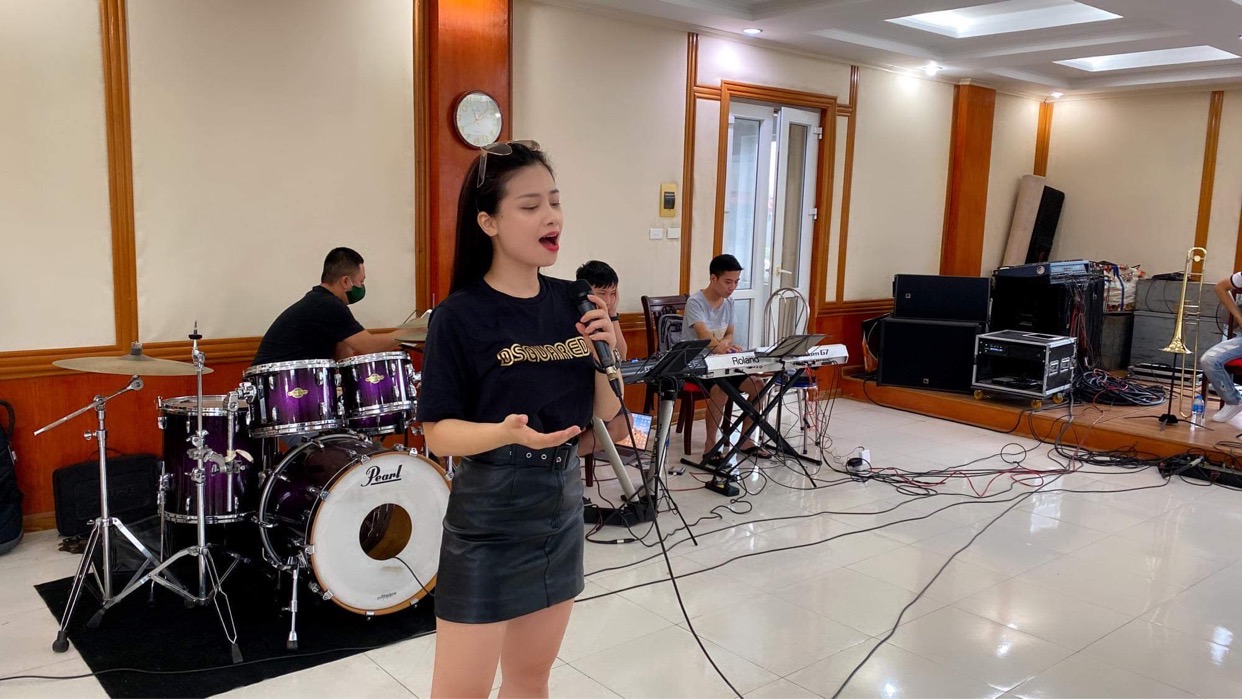 Ca sĩ Dương Ho&agrave;ng Yến nỗ lực tập luyện cho phần thể hiện của m&igrave;nh