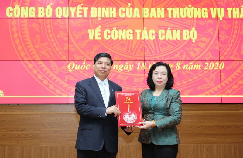 Phó Bí thư Thường trực Thành ủy Ngô Thị Thanh Hằng trao quyết định cho đồng chí Đỗ Huy Chiến. Phó Bí thư Thường trực Thành ủy Ngô Thị Thanh Hằng trao quyết định cho đồng chí Đỗ Huy Chiến.