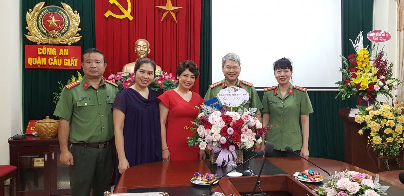 Ban biên tập Báo Phụ nữ Thủ đô chúc mừng cán bộ, chiến sĩ công an Quận Cầu Giấy.