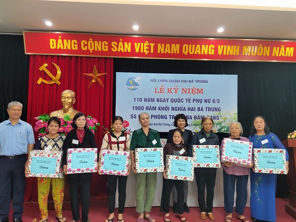 Các hộ gia đình trên địa bàn quận Hai Bà Trưng được Hội LHPN quận tặng bếp điện thay thế bếp than tổ ong.