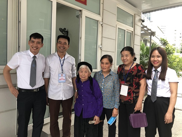 Bà Chãi (giữa)  và con dâu (bên phải) cùng gia đình và luật sư bào chữa vui mừng khi chị Ngân được hưởng án treo