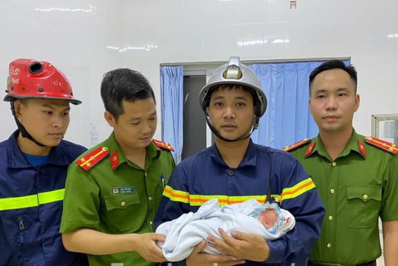 Lực lượng chức năng giải cứu bé trai thoát khỏi khe tường Lực lượng chức năng giải cứu bé trai thoát khỏi khe tường