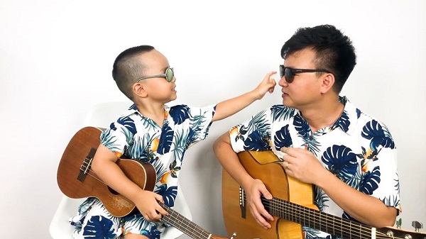 Anh Đức cùng con trai say sưa hát trong các clip