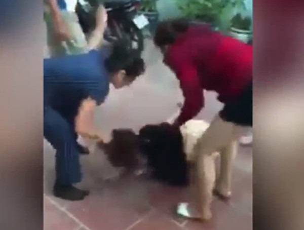 Hình ảnh mẹ chồng cùng con dâu đánh ghen được cắp từ clip tung lên mạng