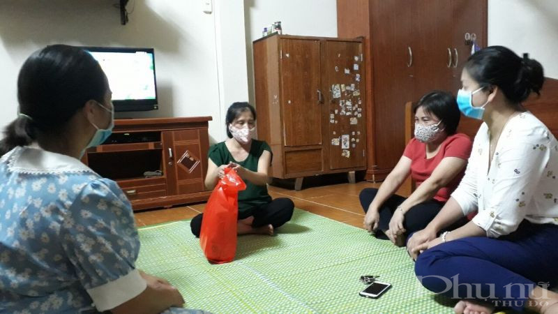 Hội PN đã tặng 30 suất quà cho các  gia đình có hoàn cảnh khó khăn do ảnh hưởng dịch Covid – 19 đợt 2 Hội PN đã tặng 30 suất quà cho các  gia đình có hoàn cảnh khó khăn do ảnh hưởng dịch Covid – 19 đợt 2