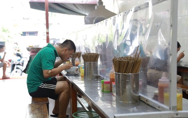 Việc lắp vách ngăn khiến khách hàng an tâm, bớt lo lắng việc lây nhiễm dịch bệnh khi đi ăn uống.Việc lắp vách ngăn khiến khách hàng an tâm, bớt lo lắng việc lây nhiễm dịch bệnh khi đi ăn uống.