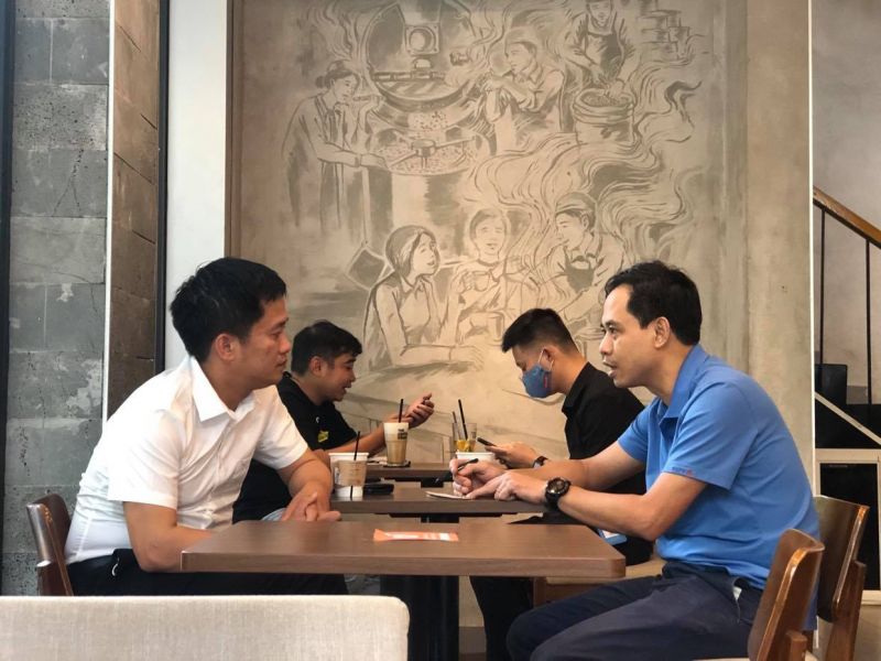 Các hàng quán ăn sáng vỉa hè vẫn hoạt động mà khách hàng không đeo khẩu trang và không thực hiện giãn cách chỗ ngồi đảm bảo tối thiểu 1m.