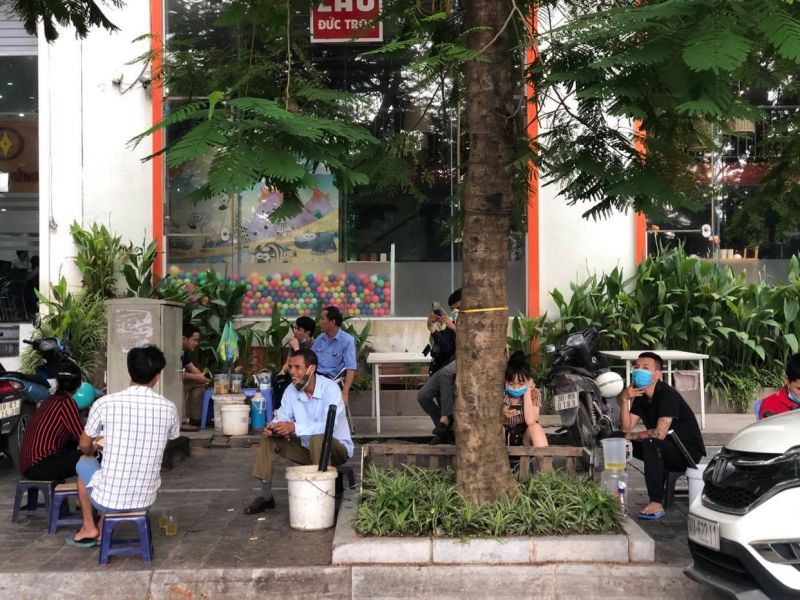 Những quán trà đá vỉa hè như thế này vẫn hoạt động.