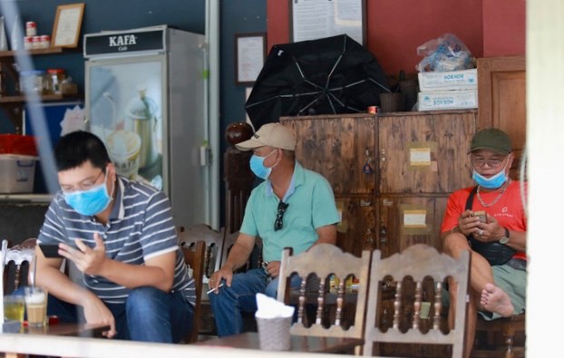 Khách đến uống cà phê tuân thủ việc đeo khẩu trang để bảo vệ chính mình và cộng đồng