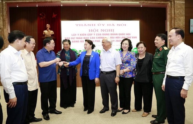 Chủ tịch Quốc hội Nguyễn Thị Kim Ngân và các đồng chí trong Đảng đoàn Quốc hội trò chuyện với các đồng chí Thường trực Thành ủy Hà Nội.