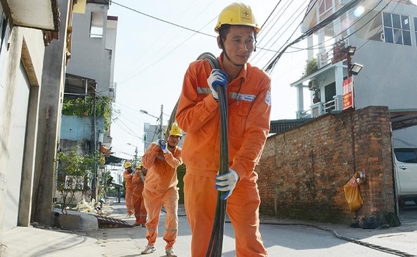 Công nhân quản lý và vận hành thuộc Công ty điện lực Hà Đông Công nhân quản lý và vận hành thuộc Công ty điện lực Hà Đông