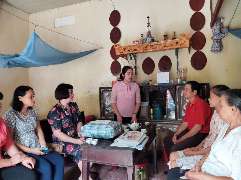 Bà Lê Thị Hồng Minh - Phó Tổng Biên tập báo Phụ nữ Thủ đô phát biểu tại buổi trao quà cho gia đình bà Ngô Thị Bích