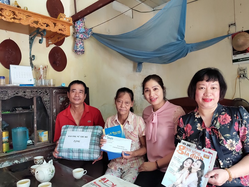 Các thành viên trong Đoàn công tác của báo Phụ nữ Thủ đô mong muốn và chúc gia đình bà Bích nhiều sức khỏe , cố gắng vượt qua khó khăn để sống vui sống có ích và tham gia vào các hoạt động xã hội tại địa phương