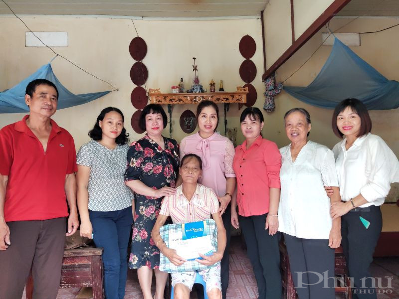 Báo Phụ nữ Thủ đô đã  tặng quà và số tiền 10 triệu đồng từ Quỹ Vì Phụ nữ và trẻ em hoạn nạn cho bà Ngô Thị Bích